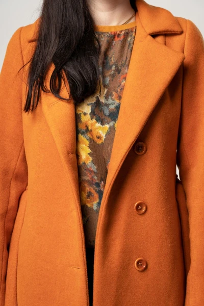 Wollmantel für Damen in Orange von Mrs.Hippie Detailansicht Knopfverschluss