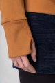 Sweatjacke aus Biobaumwolle für Damen Farbe Curry Detailansicht Daumenloch in Ärmelbündchen