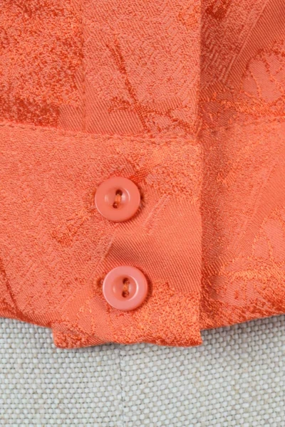 Kurze Bluse für Damen aus Modal Orange Detailansicht Knopfverschluss