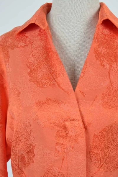 Kurze Bluse für Damen aus Modal Orange Detailansicht V-Ausschnitt