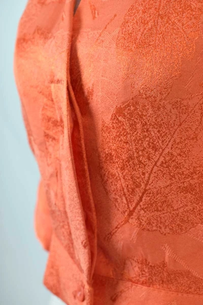 Kurze Bluse für Damen aus Modal Orange Detailansicht verdeckte Knopfleiste