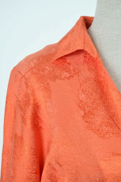 Kurze Bluse für Damen aus Modal Orange Detailansicht Kragen