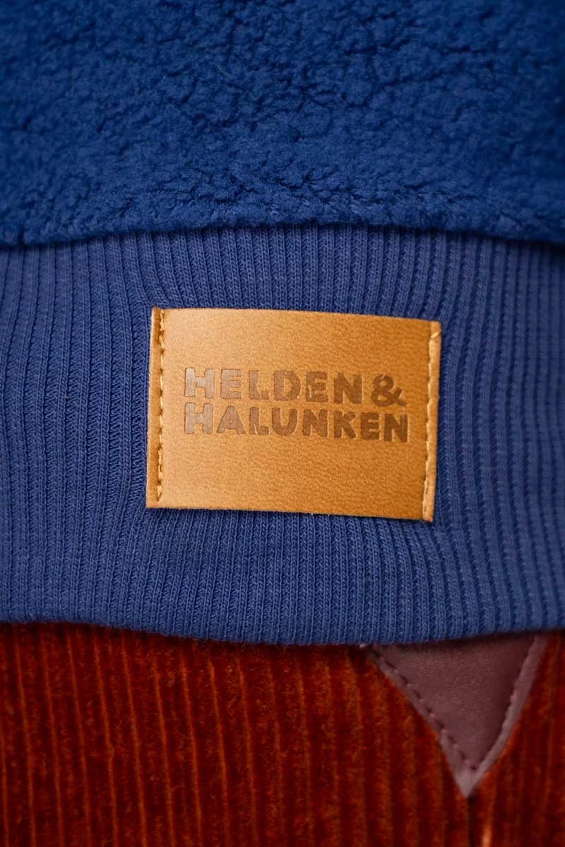 Plüschiger Herrenpullover in Blau Helden und Halunken Detailansicht Marken-Etikett