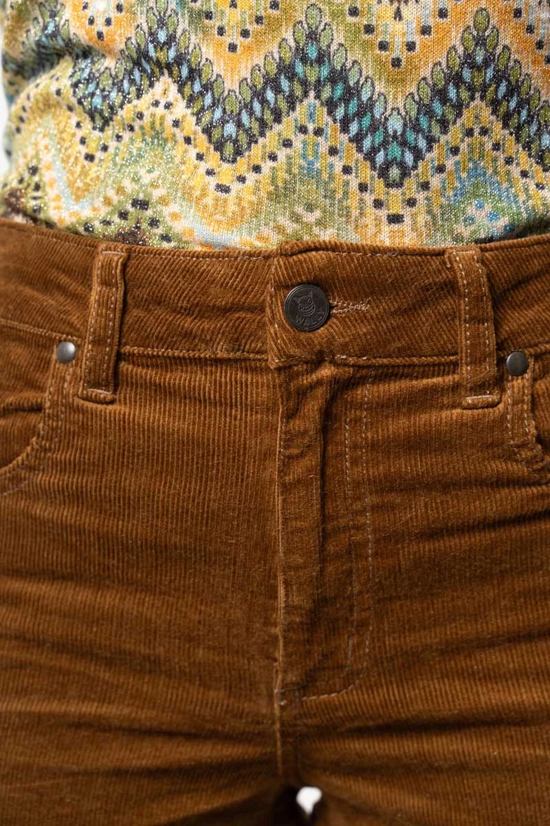 Cordhose für Damen in Braun mit weitem Bein von Wally Detailansicht Knopf