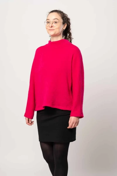 Wollpullover für Damen mit Stehkragen in knalligem Pink mit Mohairanteil von Adrett seitliche Ansicht