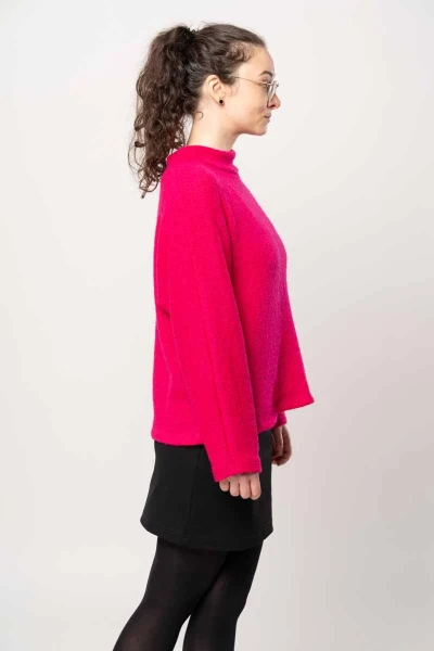 Wollpullover für Damen mit Stehkragen in knalligem Pink mit Mohairanteil von Adrett Seitenansicht rechts