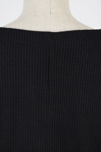 Schwarze Waffelpiqué Strickjacke für Damen von Adrett Detailansicht Waffel-Optik Stoffstruktur