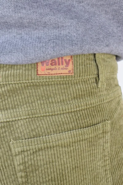 Breitcordhose für Damen in Grün von Wally Rückansicht Nahansicht Labeletikett an Rückseite