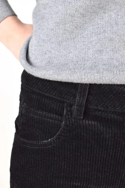 Schwarze Breitcordhose für Damen von Wally Nahansicht Hosentasche