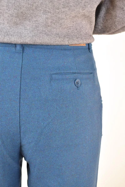 Wollhose für Damen Wide Leg mit weitem Bein in Blau von Wally Detailansicht Gesäßtasche mit Knopf