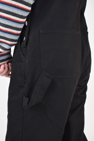 Schwarze Latzhose für Herren und Unisex von Potatoes Detailansicht Zierschnalle seitlich links