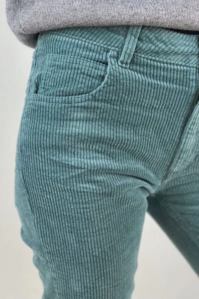 Breitcordhose für Damen in Tuerkis von Wally Detailaufnahme Hosentasche