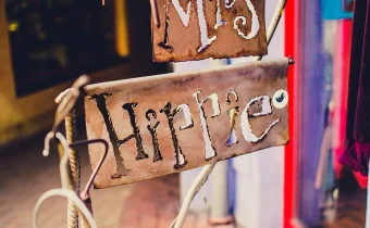 Metallschild mit dem Wort Mrs.Hippie in Form von ausgestanzten Buchstaben