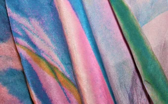 Bildausschnitt von einem bunten Stoff mit in sich verlaufenden Farben