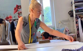 Designerin Anna bei der Arbeit in ihrem Atelier