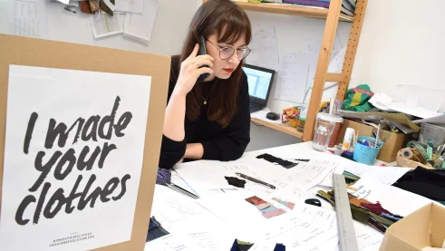 Mrs.Hippie Designerin Jenny im Porträt in ihrem Atelier arbeitend