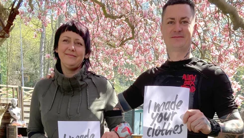 Eine Frau und ein Mann die Inhaber von einer Schneiderei Manufaktur in Polen sind