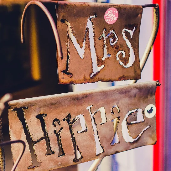 Metallschild mit dem Wort Mrs.Hippie in Form von ausgestanzten Buchstaben