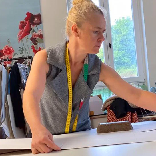 Designerin Anna bei der Arbeit in ihrem Atelier